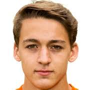 https://img.jingyuzhibol.com.cn/img/football/player/0d12fff4e6489e57edadc485c2283c56.jpg